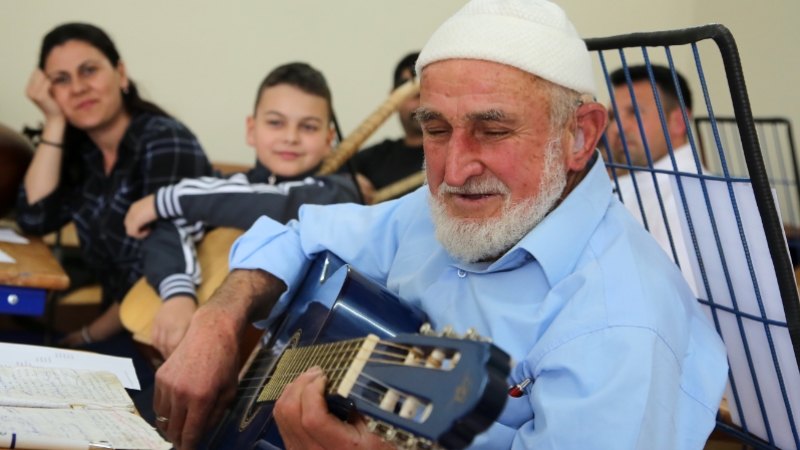 Müzik aşkı 80 yaşından sonra gitarist yaptı