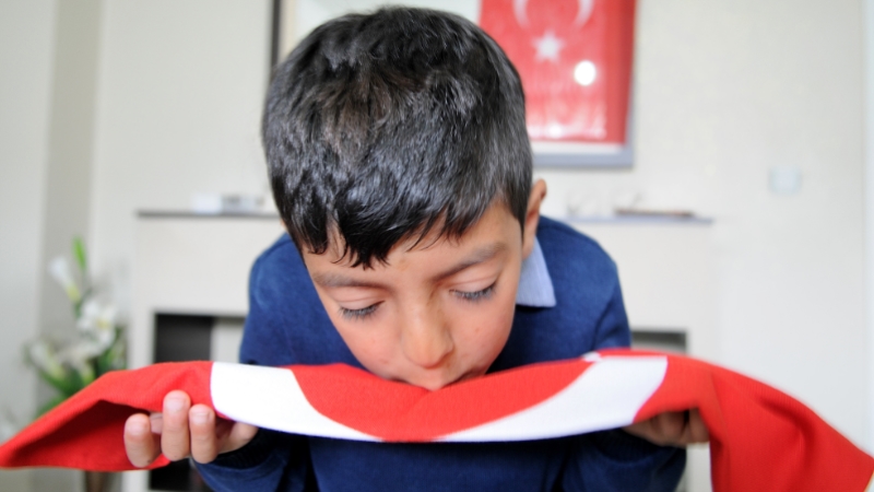 Minik Kadir'e Türk bayrağı hediye edildi