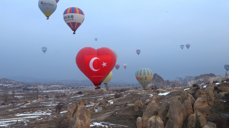 Sevgililer Günü'nde çiftler balon manzaralı Kapadokya'ya akın etti