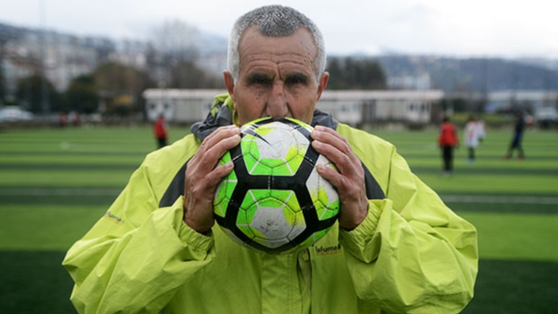 71 yaşındaki futbolcu, yeni takımına transfer oldu
