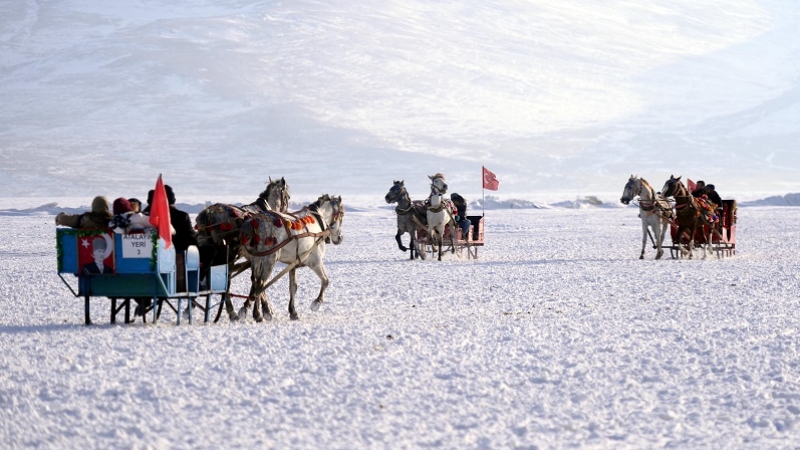 Çıldır Gölü üzerinde turistlerin atlı kızak keyfi