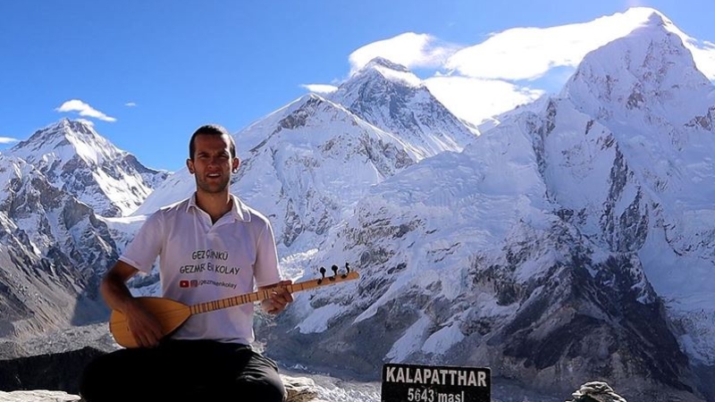 Genç Türk gezgin, Everest'te bağlama çaldı
