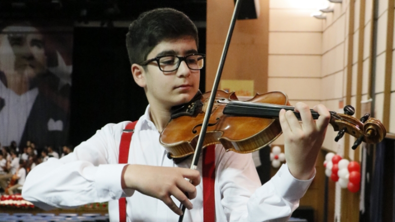 Mozart ödüllü Ali kemanını elinden bırakmıyor