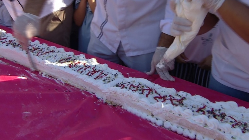 Dünyanın en uzun pastası İzmir'de yapıldı