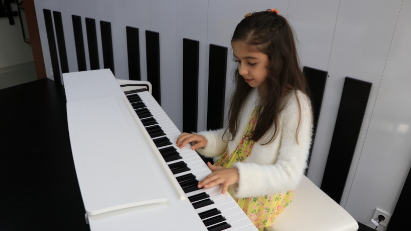 Ödüllü küçük piyanist büyük hedeflere ulaşmak istiyor