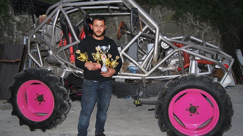 Tasarladığı off-road aracıyla zorlu parkurları aşıyor